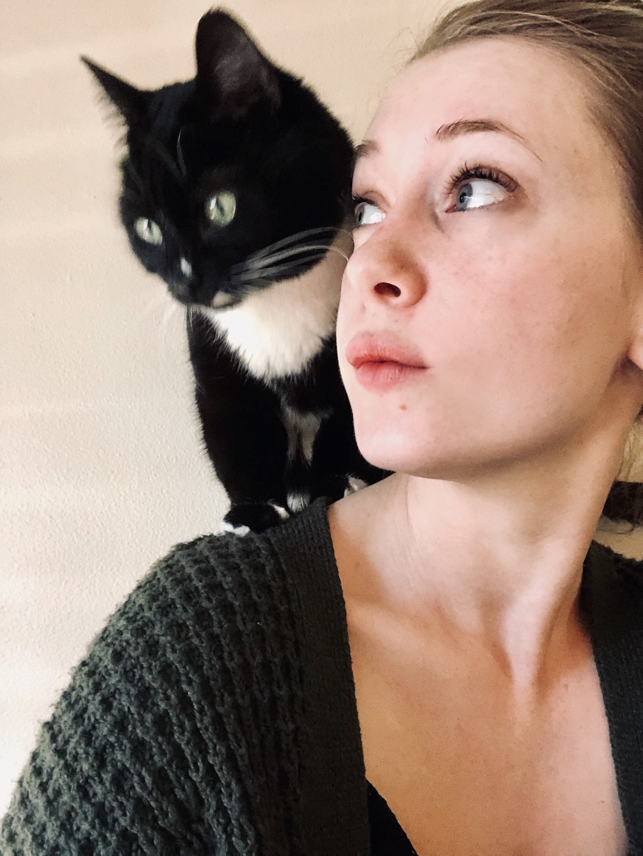 caption: Victoria Price and her cat FlipFlop.