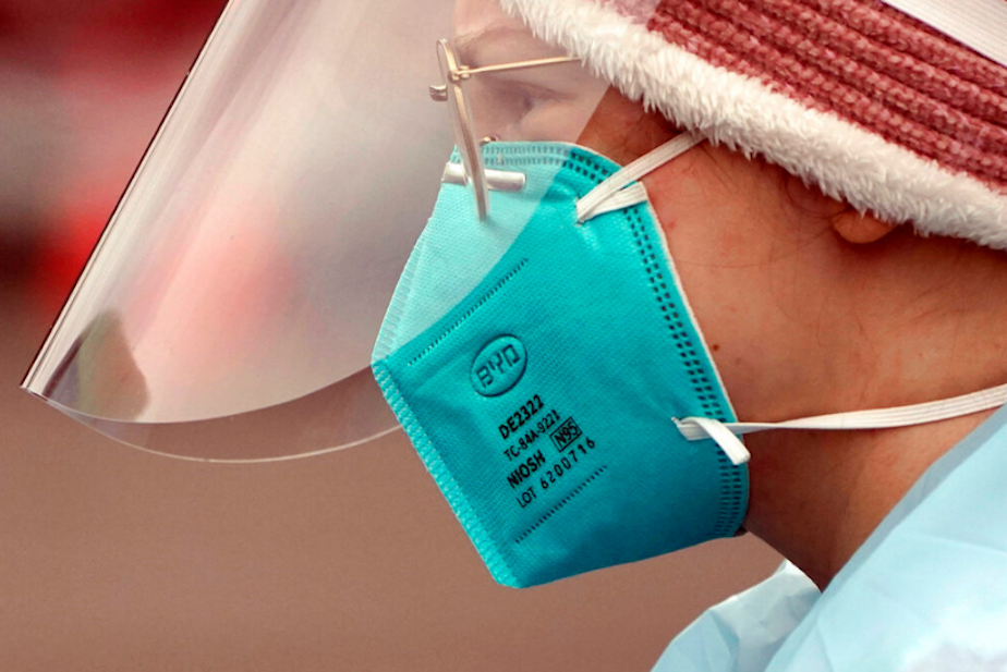 caption: Linsey Jones, a medical assistant working at a drive-up Covid-19 testing clinic, wears an N95 mask, Jan. 4, 2022, in Puyallup, Wash., south of Seattle.